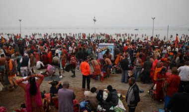 Puluhan ribu orang mandi di air dingin sungai Gangga meskipun infeksi COVID-19 meningkat