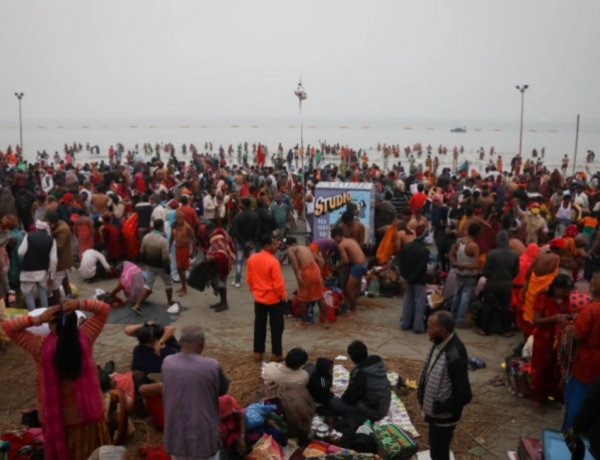 Puluhan ribu orang mandi di air dingin sungai Gangga meskipun infeksi COVID-19 meningkat