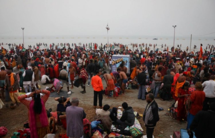 Puluhan ribu orang mandi di air dingin sungai Gangga meskipun infeksi COVID-19 meningkat